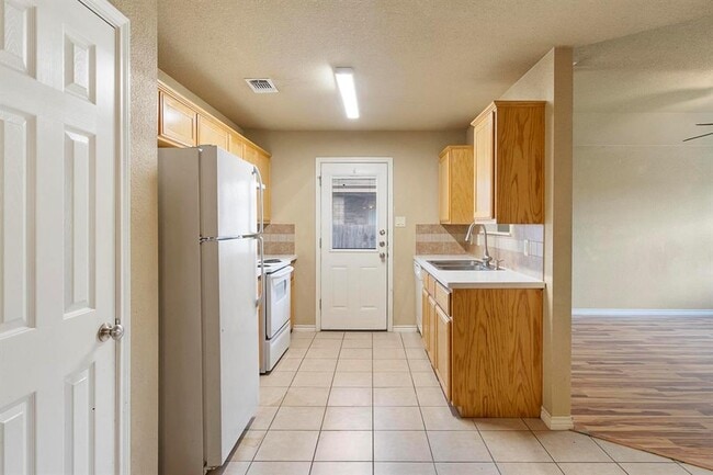 Building Photo - 1005 Leah Dr