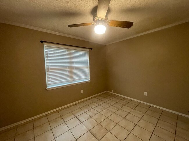 Building Photo - Sought after location in Shady Grove!