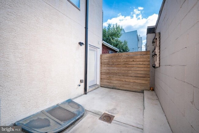 Building Photo - 2102 Berges St