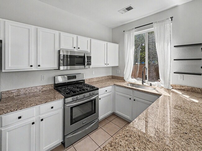 Building Photo - 6501 San Antonio Dr NE