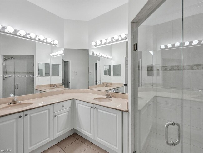 Building Photo - 4 br, 3.5 bath Townhome - 5127 Madison Lak...
