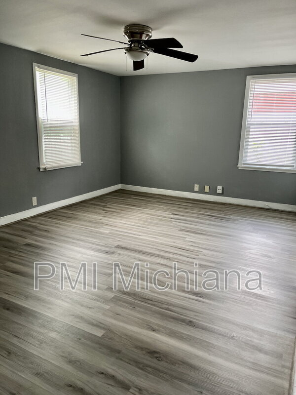 Building Photo - 1527 E Fox St