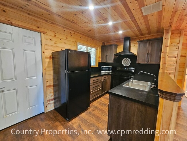 Building Photo - Country Living with 4 Bedrooms plus an Office!