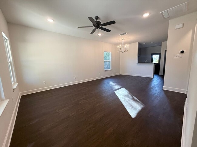 Building Photo - 616 Oak St