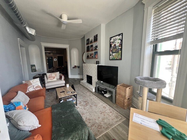 2852-2 Living Room - 2850 N. Clark Street Apartments