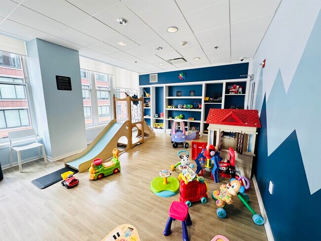 Building Photo - 1125 Maxwell Ln