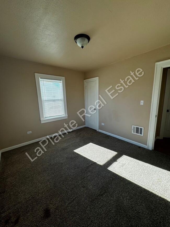 Building Photo - Charming 3-Bedroom Home in Toledo – Spacio...