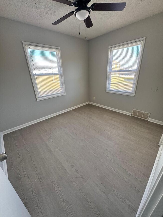 Building Photo - Section 8 Welcome 2 bed 1 bath duplex