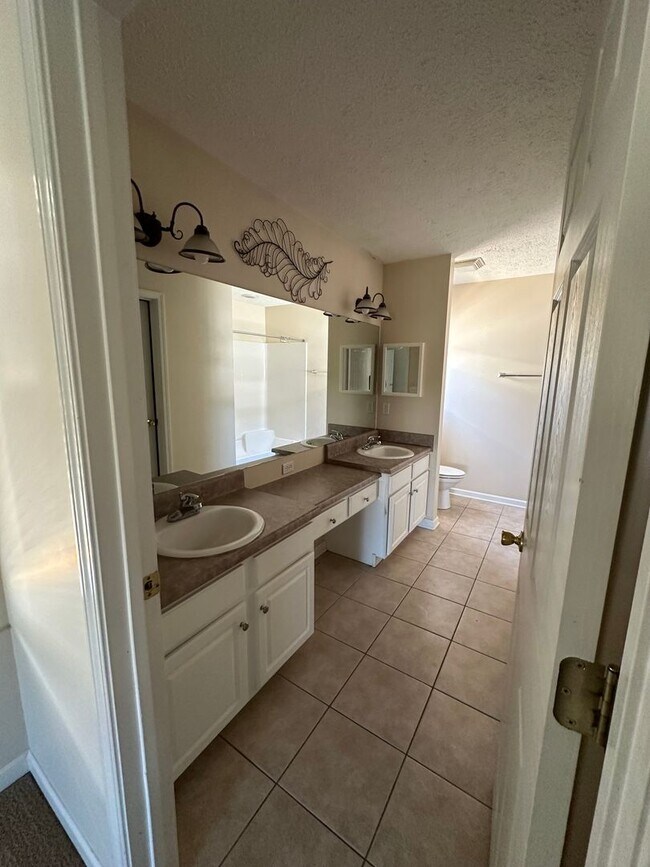 Building Photo - 3 Bed 2 Bath located in the Palm Cove Community!