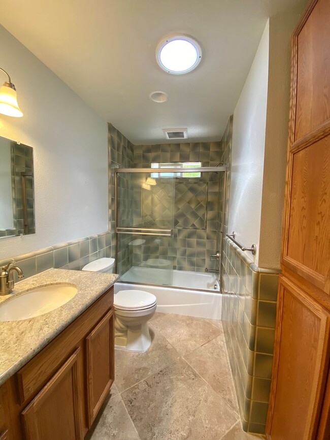 Building Photo - Charming 2 Bedroom Westside Petaluma Bungalow