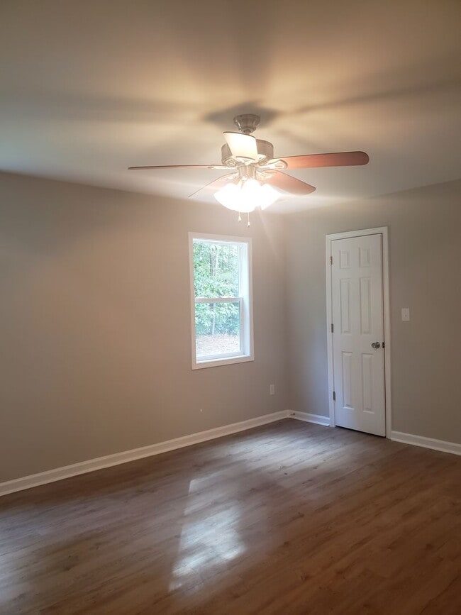 Building Photo - Lovely 4 Bedroom Home