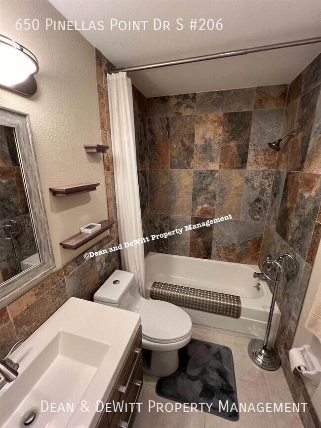 Building Photo - 650 Pinellas Point Dr S