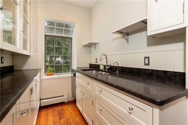 Building Photo - 37 Evergreen St