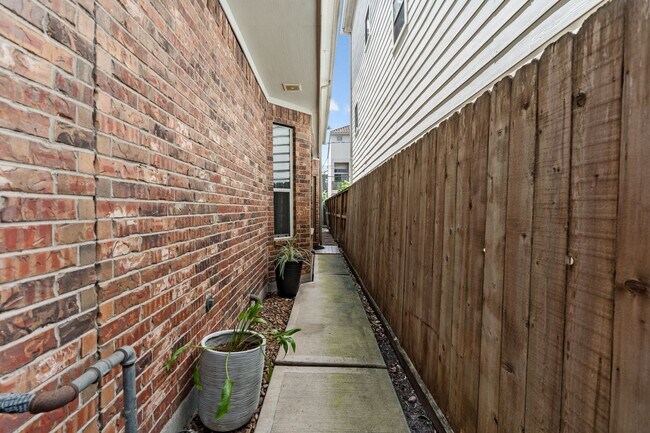 Building Photo - 4223 Rose St