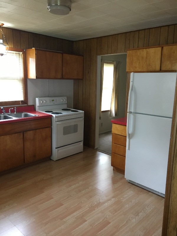 Building Photo - 1021 Valley Dr NW