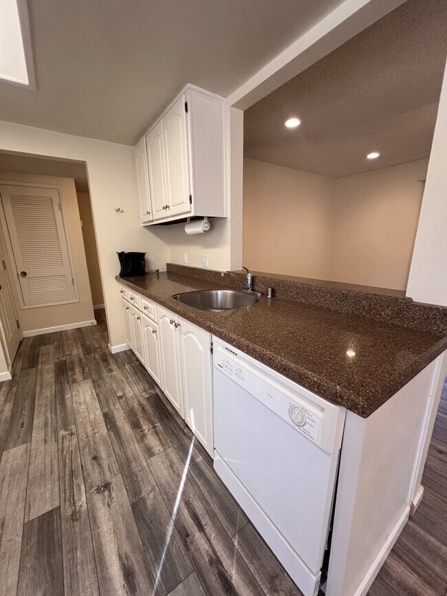 Building Photo - 302 Pleasant St