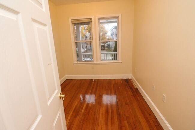 Building Photo - 14 Estella St