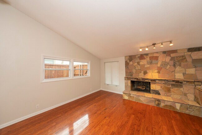 Building Photo - 821 Fontana Ave