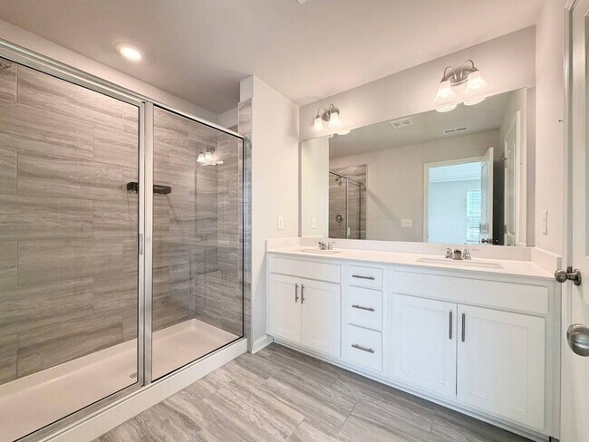 Building Photo - 400 Hazy Hls Ln