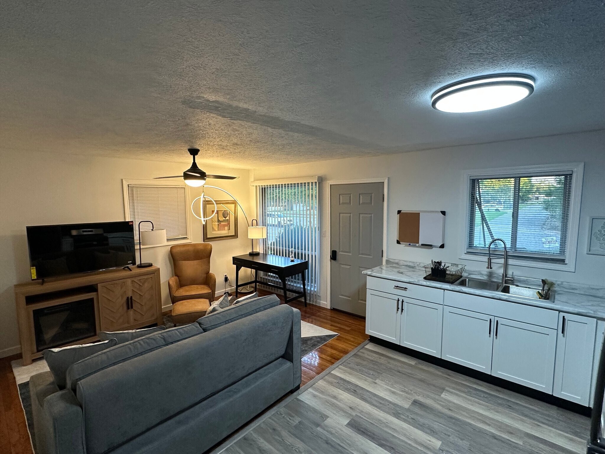 Building Photo - 652 E Main St