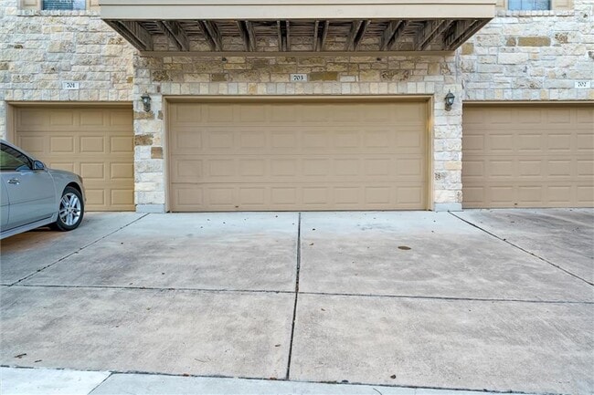 Building Photo - 9201 Brodie Ln