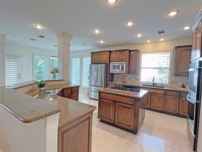 Building Photo - 9604 Big View Dr