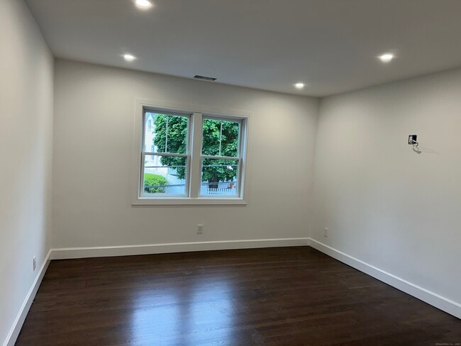 Building Photo - 69 Cos Cob Ave