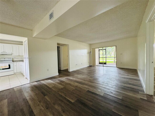 Building Photo - 701 N Pine Island Rd