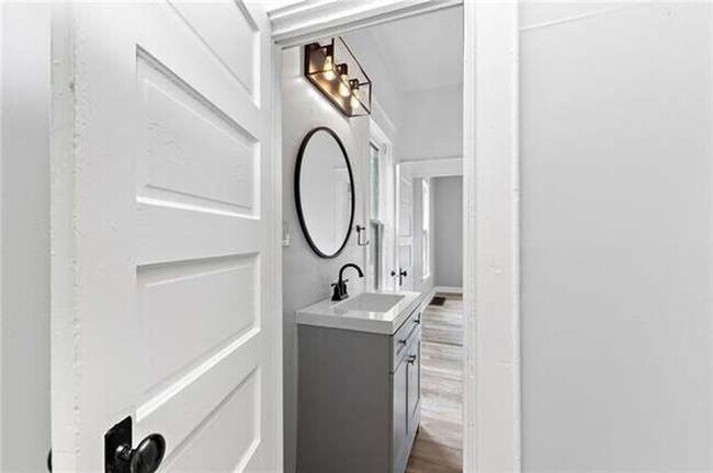 Building Photo - Charming 3 Bed, 3 Bath Bungalow in Independence!