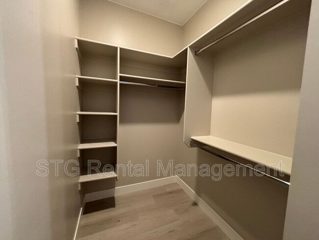 Building Photo - 840 Twin Lakes Dr