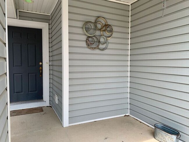 Building Photo - 3 Bedroom 2.5 Bath Townhouse w/ 2-Car Garage!
