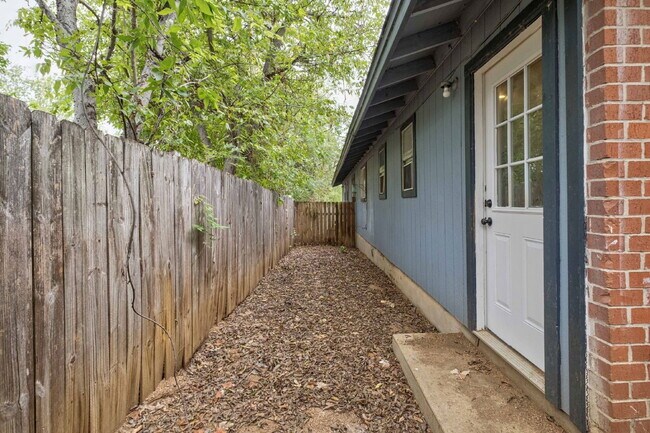 Building Photo - 2928 E 12th St