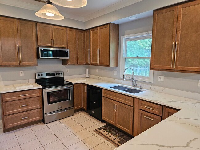 Building Photo - Beautiful family home in Great Neighborhood