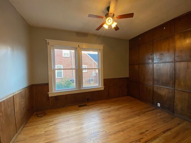 Building Photo - 3 Bedroom 2 Bath apartment across the St f...