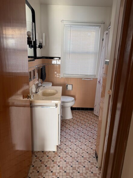 Building Photo - 3225 S 40th St