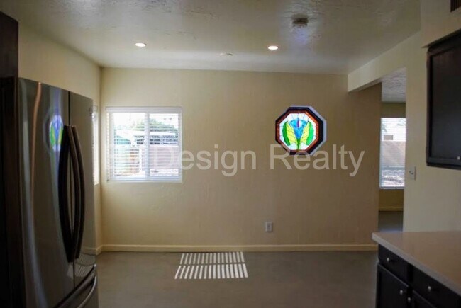 Building Photo - Recently Updated - 3 Bed 2 Bath - Large Ga...