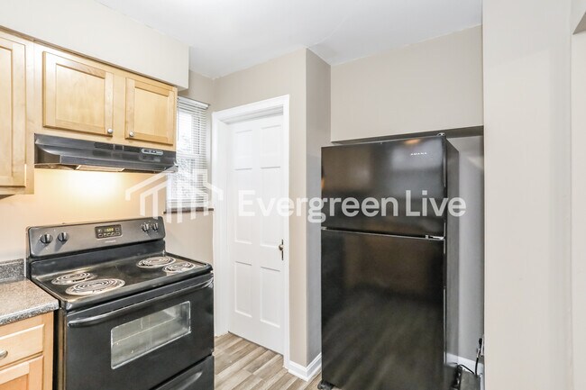 Building Photo - 5104 Lillian Dr