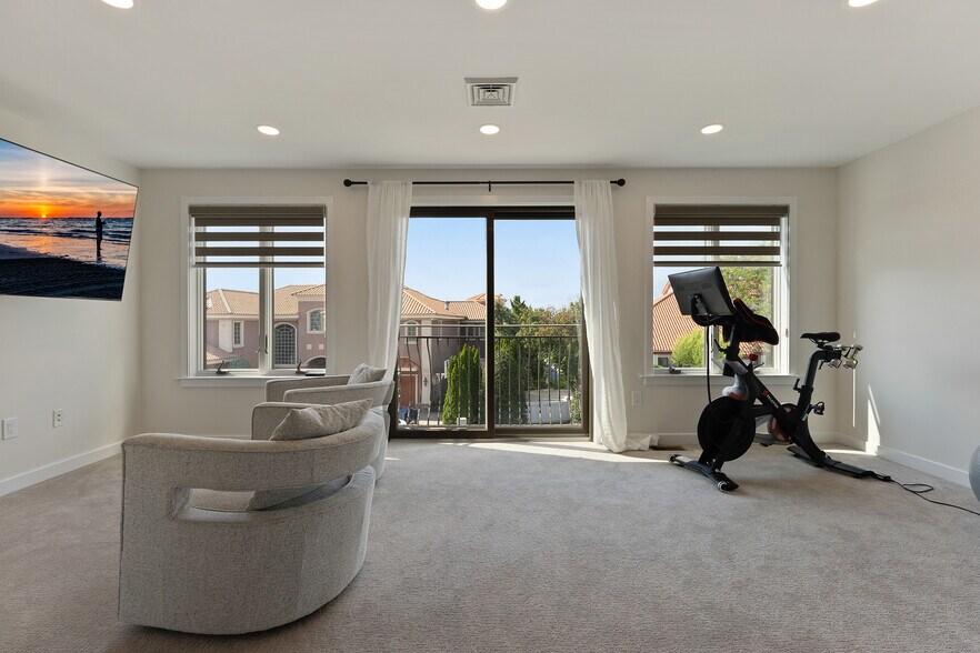 Building Photo - 7600 Bayshore Dr