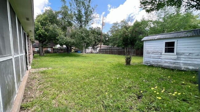Building Photo - 903 Milroy Dr W