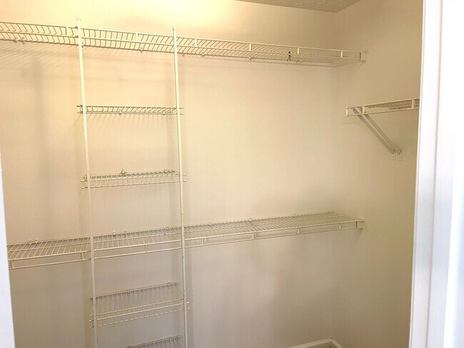 Building Photo - ONE MONTH FREEE! If you move in by Dec 1st