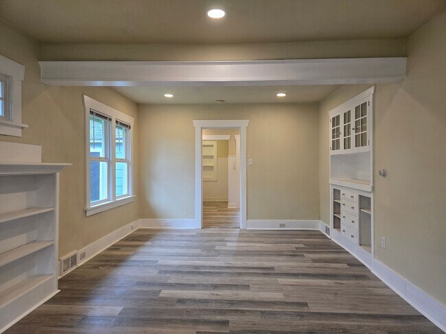 Building Photo - 2 Bedroom Duplex with Basement & 2-Car Garage