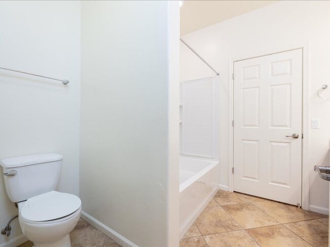 Building Photo - 5 Bedroom 3 Bathroom