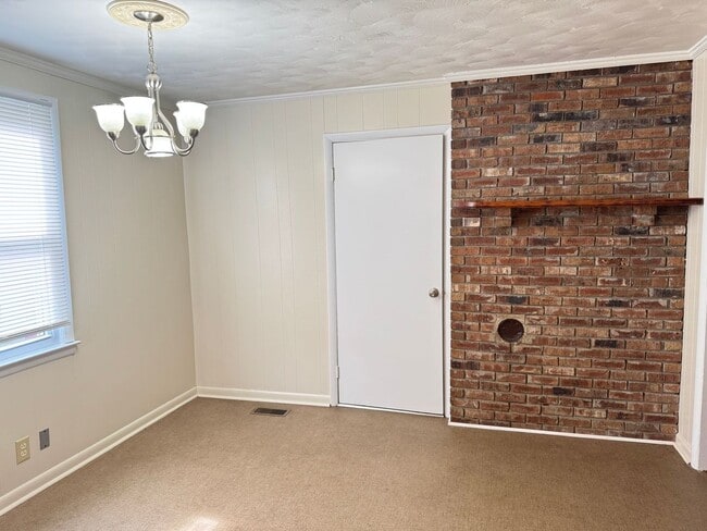 Building Photo - Lovely 3 Bdr/1 Ba Home, tucked away yet ST...