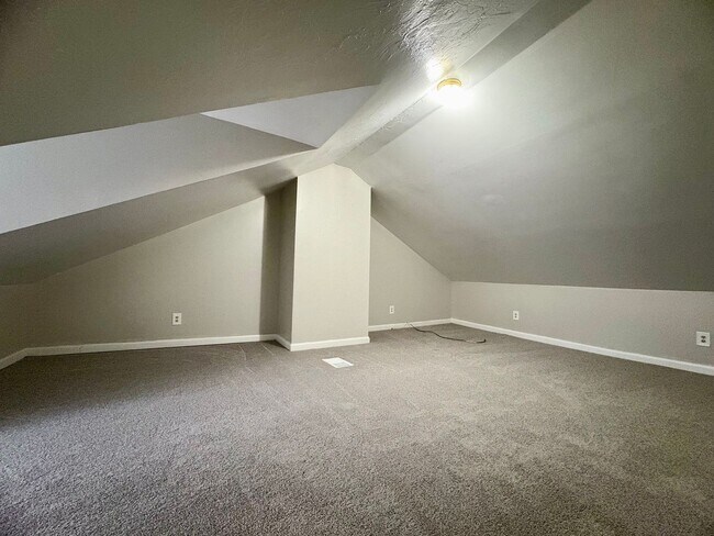 Building Photo - 3 Bedroom 2 Bathroom in York!