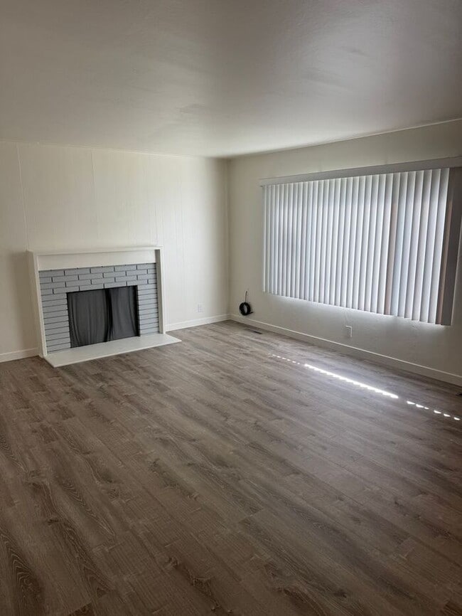 Building Photo - Stunning 4-bedroom, 2-bathroom