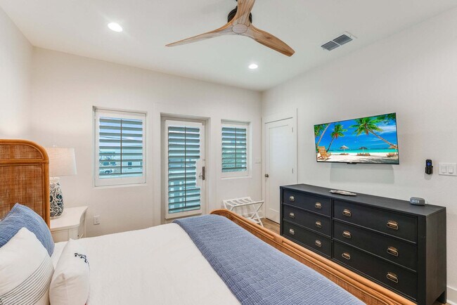 Building Photo - 119 6th St