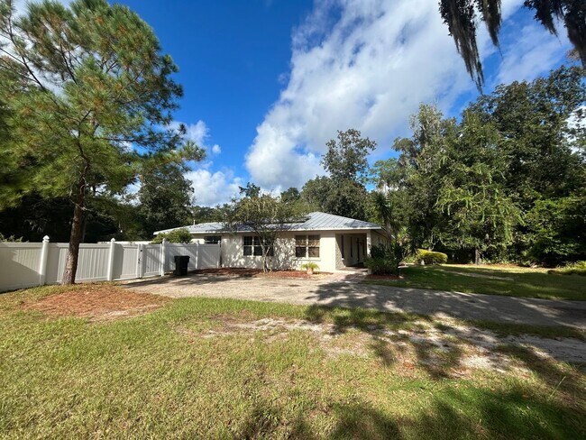 Building Photo - STUNNING 4BR/2BA Home with PRIVATE POOL & ...