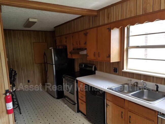 Building Photo - 102 Eastwood Dr