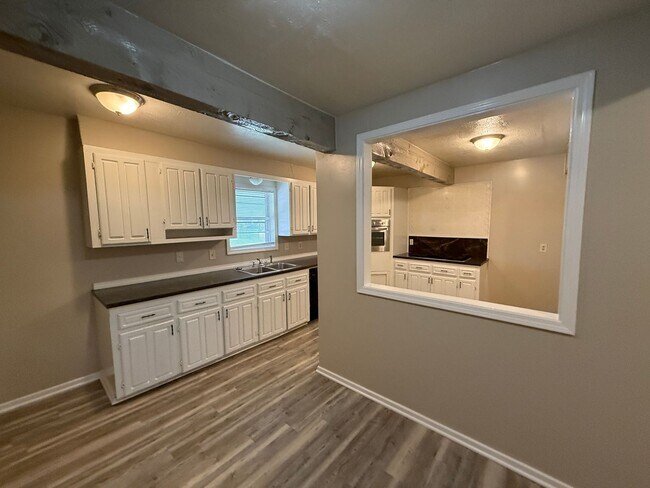 Building Photo - Huge 4 Bedroom in West Tulsa