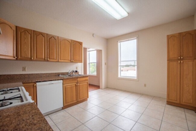 Building Photo - Spacious 2/2 Apartment in Heart of Umatilla!